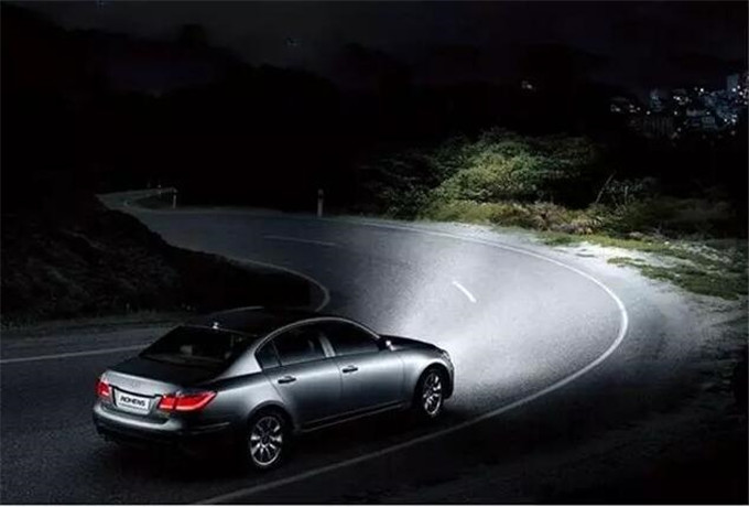 潍坊租车夜间跑高速注意事项 合理使用远近光