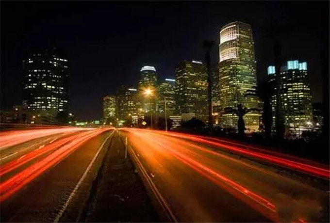 潍坊租车夜间跑高速注意事项 避免一个人出行